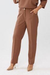Eleganckie klasyczne karmelowe spodnie Eleonora PLUS SIZE XXL OVERSIZE JESIEŃ. Spódnice Moda Size Plus Iwanek, do pracy, plus size, bez wzorów, z elastanu, biznesowe, mini, dopasowane. Za 219.90 zł.