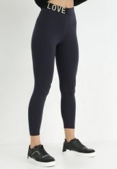 Granatowe Legginsy z Napisem w Pasie Nemeza. Niebieskie legginsy Born2be, bez wzorów, z dzianiny. W wyprzedaży za 37.49 zł.