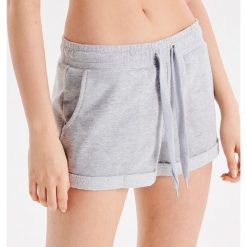 Dresowe szorty basic - Jasny szary. Szorty sportowe marki Cropp. Za 39.99 zł.