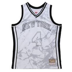 Marmurowa koszula New York Knicks NBA Swingman 2005/06. Białe koszule Mitchell & Ness, bez wzorów, z poliesteru, sportowe, bez kołnierzyka, bez ramiączek. Za 597.00 zł.