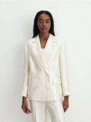 Dwurzędowa marynarka z wiskozą - złamana biel. Marynarki i żakiety Reserved, l, bez wzorów, z tkaniny, bez ramiączek. W wyprzedaży za 139.99 zł.