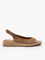 Jasnobrązowe wsuwane sandały. Brązowe sandały Ryłko, bez wzorów, ze skóry, klasyczne, z okrągłym noskiem, bez obcasa, na koturnie, bez zapięcia. Za 379.99 zł.