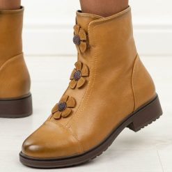 Beżowe botki damskie Jezzi Asa295-2. Brązowe botki Jezzi, z aplikacjami, z dzianiny, casualowe, z okrągłym noskiem, bez obcasa, bez zapięcia. Za 269.00 zł.