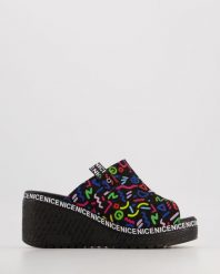 KLAPKI NA KOTURNIE 150 BLACK MULTI. Czarne klapki Venezia, bez wzorów, ze skóry, bez obcasa, na koturnie, bez zapięcia. Za 199.00 zł.