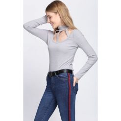 Jasnoszare Body Keep Calling. Body i gorsety marki Born2be. Za 24.99 zł.