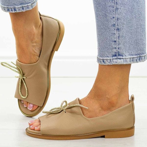 Taupe Polskie sandały damskie Suzana Mal. Żółte sandały Suzana, z aplikacjami, ze skóry, eleganckie, bez obcasa, na płaskiej podeszwie, bez zapięcia. Za 199.00 zł.