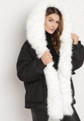 Czarna Pikowana Kurtka z Kapturem i Grubym Futrzanym Obszyciem z Możliwością Odpięcia Izarida. Czarne kurtki Born2be, l, bez wzorów, z futra, eleganckie, z kapturem. W wyprzedaży za 265.99 zł.