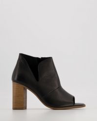 SANDAŁY Z CHOLEWKĄ 0028331 BLACK. Czarne sandały Venezia, bez wzorów, ze skóry, bez obcasa, bez zapięcia. Za 279.00 zł.