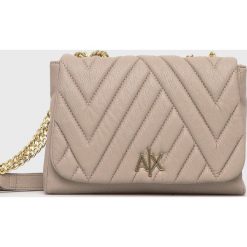 Armani Exchange torebka kolor beżowy. Brązowe listonoszki Armani Exchange, bez wzorów, na ramię, pikowane, bez dodatków. Za 559.99 zł.