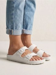 Piankowe klapki z regulowanymi paskami - kremowy. Białe klapki Sinsay, bez wzorów, bez obcasa, bez zapięcia. Za 19.99 zł.