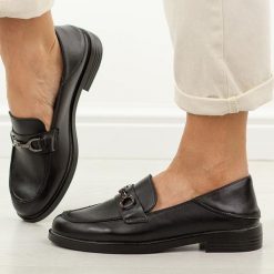 Czarne skórzane mokasyny damskie Vinceza 18117. Czarne mokasyny VINCEZA, bez wzorów, z jeansu, z okrągłym noskiem. Za 219.00 zł.