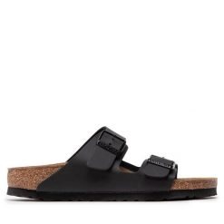 Klapki Birkenstock. Czarne klapki Birkenstock, bez wzorów, bez obcasa, bez zapięcia. Za 399.99 zł.