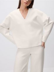 Bluza z dekoltem V - kremowy. Białe bluzy Reserved, l, bez wzorów, z bawełny, bez ramiączek, bez kaptura. Za 89.99 zł.