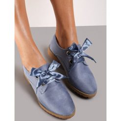 Niebieskie Półbuty Ibis. Niebieskie półbuty wsuwane Renee, bez wzorów, eleganckie, bez obcasa, na płaskiej podeszwie. W wyprzedaży za 79.99 zł.