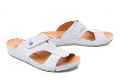 DR. BRINKMANN 700670-3 weiss, klapki damskie. Białe klapki Dr. Brinkmann, bez wzorów, ze skóry, bez obcasa, bez zapięcia. Za 259.90 zł.