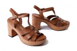 MARCO TOZZI 2-28394-42 305 cognac, sandały damskie. Brązowe sandały Marco Tozzi, bez wzorów, bez obcasa, na obcasie, bez zapięcia. Za 188.93 zł.