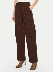 Guess Spodnie materiałowe W5RB41 WGX02 Brązowy Regular Fit. Brązowe spodnie materiałowe Guess, z aplikacjami, z materiału. Za 419.99 zł.