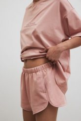 Szorty z dzianiny dresowej w kolorze COTTONE ROSE - HOMEY-XS. Czerwone szorty Marsala, bez wzorów, z bawełny. Za 239.90 zł.