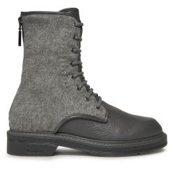 Trapery Max Mara. Szare traperki Max Mara, bez wzorów, bez obcasa, bez zapięcia. Za 4,409.00 zł.
