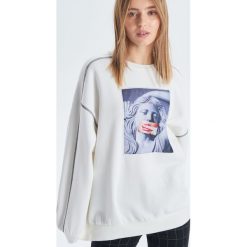 Bluza oversize z nadrukiem - Biały. Bluzy marki Cropp. W wyprzedaży za 49.99 zł.