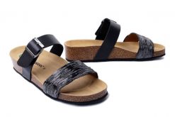 DR. BRINKMANN 700181-01 schwarz, klapki damskie. Czarne klapki Dr. Brinkmann, bez wzorów, bez obcasa, bez zapięcia. Za 216.90 zł.