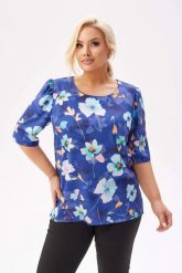 Bluzka Spring z krótkim rękawem i lekką bufką w jasnym odcieniu granatu w kwiaty PLUS SIZE XXL. Czerwone bluzki Moda Size Plus Iwanek, plus size, bez wzorów, z elastanu, biznesowe, bez kołnierzyka, plus size, bez ramiączek. Za 169.90 zł.