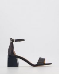 CZARNE SANDAŁY 04157591-1D BLAC. Czarne sandały Venezia, bez wzorów, ze skóry, bez obcasa, bez zapięcia. Za 299.00 zł.