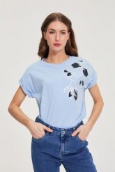 Bluzka z nadrukiem błękitna. Niebieskie bluzki MOODO, l, bez wzorów, z bawełny, bez kołnierzyka, bez ramiączek. Za 49.99 zł.