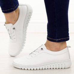 Białe skórzane półbuty damskie T.Sokolski 4000. Białe półbuty wsuwane Sokolski, na jesień, bez wzorów, z jeansu, biznesowe, z okrągłym noskiem, bez obcasa, na płaskiej podeszwie. Za 249.00 zł.