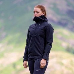 Kurtka przeciwdeszczowa damska Inov-8 Trailshell Jacket. Szare kurtki przeciwdeszczowe Inov-8, s, bez wzorów, bez kaptura, trekkingowe. Za 560.99 zł.