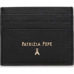 Patrizia Pepe portfel damski kolor czarny. Czarne portfele Patrizia Pepe, bez wzorów, z materiału. W wyprzedaży za 169.99 zł.