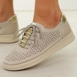 Beżowe skórzane ażurowe półbuty damskie S.Barski 5992. Brązowe półbuty wsuwane S.BARSKI, na lato, w ażurowe wzory, z jeansu, biznesowe, z okrągłym noskiem, bez obcasa. W wyprzedaży za 251.10 zł.