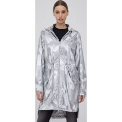 Frieda & Freddies parka damska kolor srebrny przejściowa. Szare płaszcze Frieda & Freddies, bez wzorów, z materiału, z kapturem. W wyprzedaży za 619.99 zł.