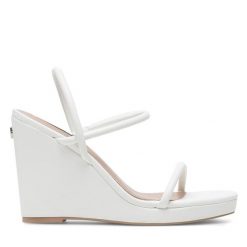 Sandały Nine West. Białe sandały Nine West, bez wzorów, bez obcasa, na koturnie, bez zapięcia. Za 219.99 zł.