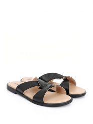 GÖNDERİ® Klapki w kolorze czarnym rozmiar: 44. Czarne klapki bez wzorów, klasyczne, z otwartym noskiem, bez obcasa, bez zapięcia. Za 397.45 zł.