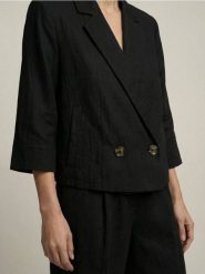 Dwurzędowy żakiet z domieszką wiskozy - czarny. Czarne marynarki i żakiety Sinsay, l, bez wzorów, z wiskozy, bez ramiączek. Za 69.99 zł.