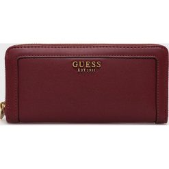 Guess portfel damski kolor bordowy. Czerwone portfele Guess, z aplikacjami. Za 279.99 zł.
