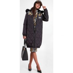 Płaszcz VERSACE JEANS COUTURE. Białe płaszcze Versace Jeans Couture, z aplikacjami, z jeansu, z kapturem. Za 3,289.00 zł.