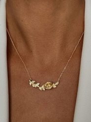 Les Petites Précieuses Pozłacany naszyjnik z elementem ozdobnym rozmiar: onesize. Żółte naszyjniki Les Petites Précieuses, z materiału, pozłacane. Za 188.40 zł.