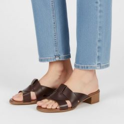 Klapki damskie Armodo, cholewka skóra naturalna fason wsuwany szerokie paski z przodu otwarty nosek niski stabilny obcas klasyczna podeszwa, brązowe,. Brązowe klapki Armodo, bez wzorów, ze skóry, klasyczne, z otwartym noskiem, bez obcasa, na obcasie, bez zapięcia. Za 279.00 zł.