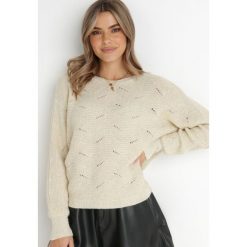 Beżowy Sweter Floy. Brązowe swetry Born2be, na jesień, s, z aplikacjami, z dzianiny, klasyczne, bez ramiączek. W wyprzedaży za 104.99 zł.