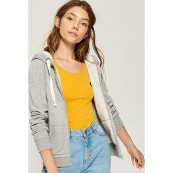Bluza z puszystym kapturem - Jasny szar. Bluzy marki Sinsay. W wyprzedaży za 39.99 zł.