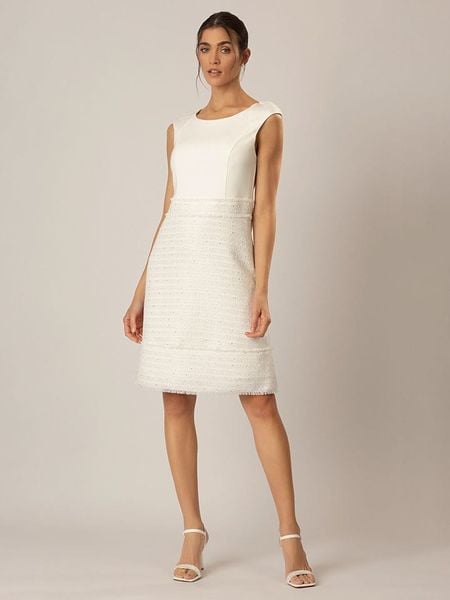 APART Sukienka w kolorze kremowym rozmiar: 38. Brązowe sukienki Apart, bez wzorów, bez kołnierzyka, bez ramiączek, midi. Za 259.74 zł.