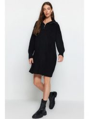 Trendyol Sukienka dzianinowa w kolorze czarnym rozmiar: XS. Czarne sukienki Trendyol, na co dzień, xs, bez wzorów, z dzianiny, bez kołnierzyka, bez ramiączek, mini, proste. Za 73.99 zł.