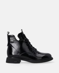 LAKIEROWANE BOTKI DAMSKIE B006PABLOBB065. Botki Venezia, bez wzorów, z lakierowanej skóry, bez obcasa, bez zapięcia. Za 379.00 zł.