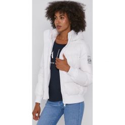 Armani Exchange Kurtka puchowa 8NYB40.YNYNZ.NOS damska kolor biały zimowa. Białe kurtki Armani Exchange, na zimę, l, bez wzorów, z puchu, bez kaptura. W wyprzedaży za 749.99 zł.