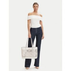 Torebka Guess. Białe shopper bag Guess, z aplikacjami, bez dodatków. Za 679.99 zł.