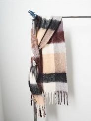 Szalik w kratę z frędzlami - wielobarwny. Szaliki i kominy Sinsay, bez wzorów. W wyprzedaży za 15.99 zł.