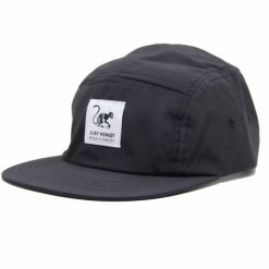 Regulowana czapka z daszkiem typu strapback – wodoodporna (czarna). Czarne czapki z daszkiem SURF MONKEY, bez wzorów, sportowe. Za 179.95 zł.