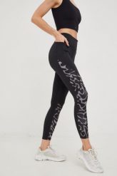Reebok legginsy do biegania damskie kolor czarny z nadrukiem. Czarne legginsy Reebok, bez wzorów, z dzianiny. W wyprzedaży za 179.99 zł.
